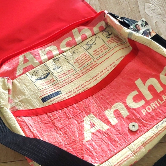 Upcycled messenger bag - Picture 3 of 5
